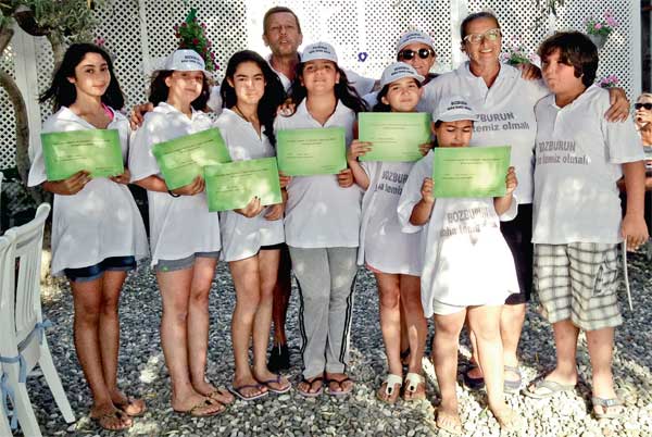 Sahilde çöp topladılar