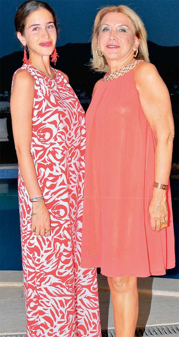 Dostlarına iftar yemeği verdiler