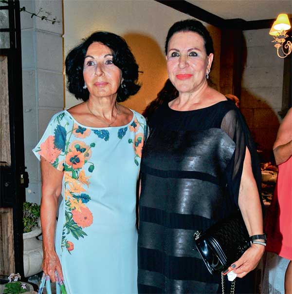 Dostlarına iftar yemeği verdiler