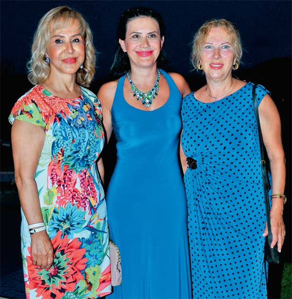 Dostlarına iftar yemeği verdiler