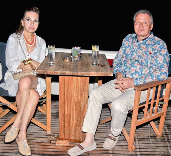 Cemiyet yüzen restoranla tanıştı