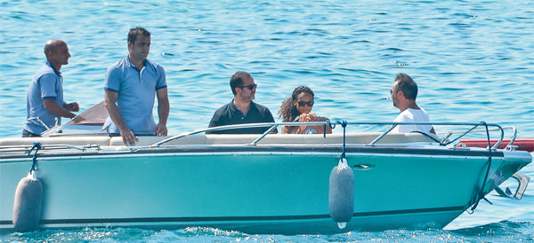 Serdar Bilgili sevgilisi ve oğluyla tatilde