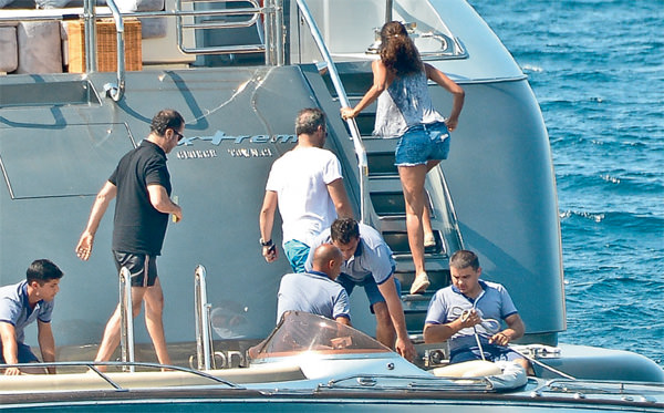 Serdar Bilgili sevgilisi ve oğluyla tatilde