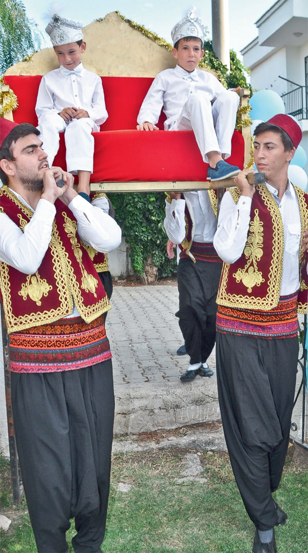 Hem oynadı hem ağladı