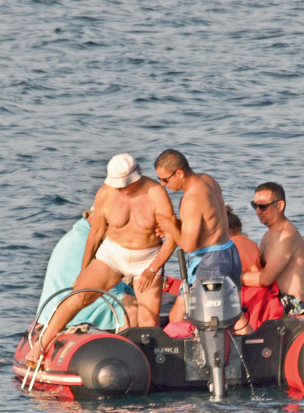 Rahmi Koç Çeşme'de tatilde