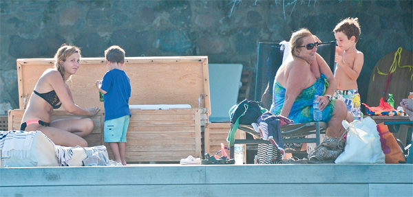 İskelede ailece keyif yaptılar