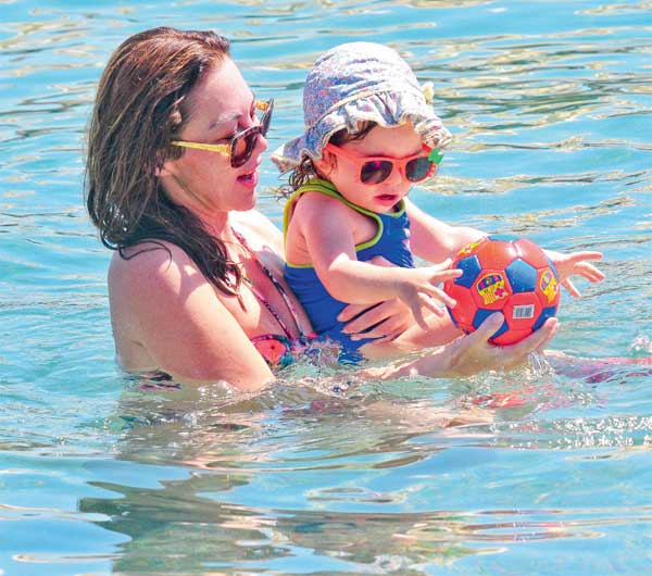 Anne- kızın deniz keyfi