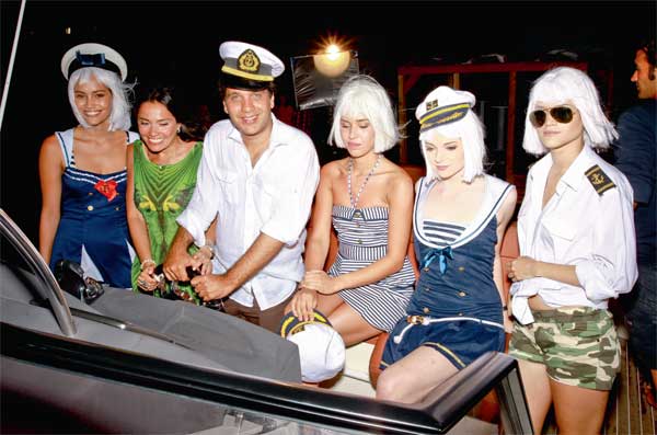 Lüks tekneyi Çeşme'de tanıttılar