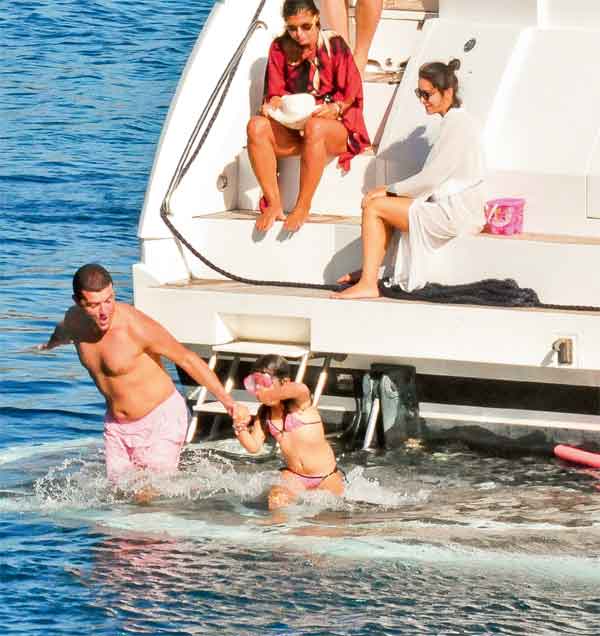 Sarıgül ailesi Bodrum'da tatil yapıyor