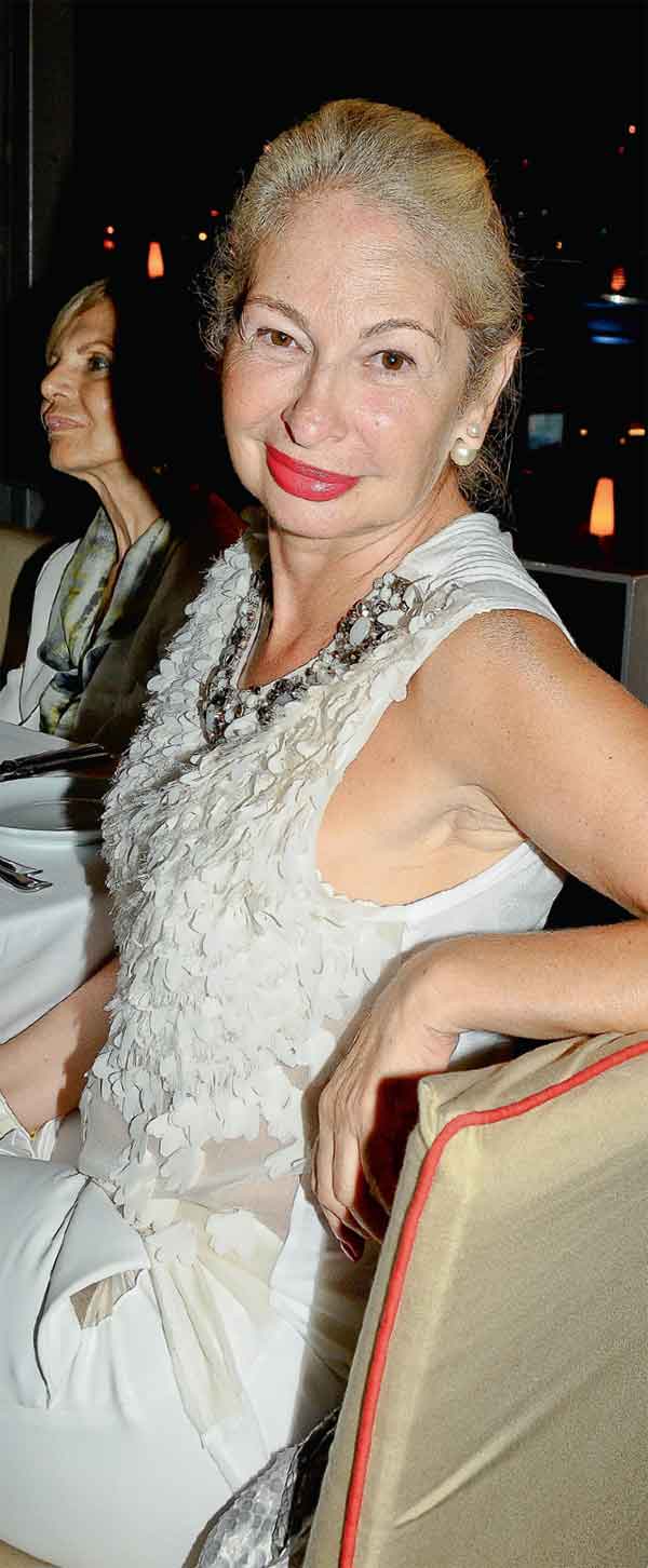 Dostlarına veda etti