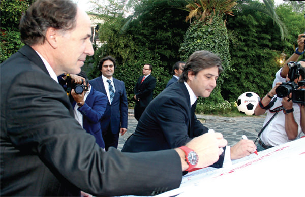 Ünlü futbolcular bir araya geldi