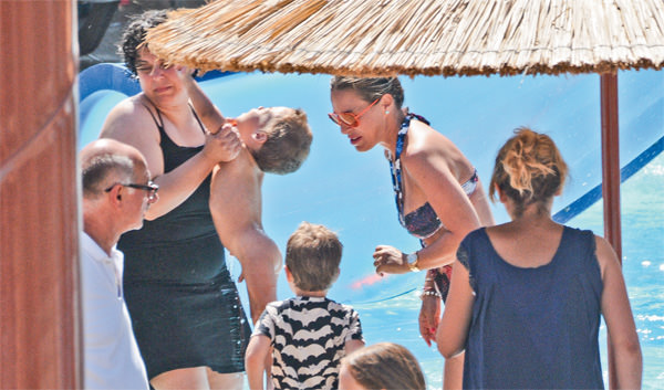 Oğulları ile tatil yapıyor