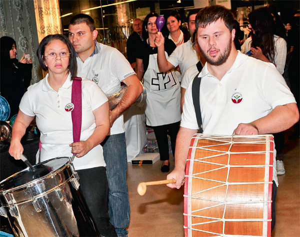 Yardım için alışverişe koştular