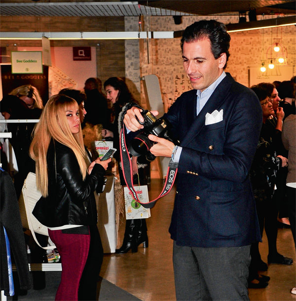 Yardım için alışverişe koştular