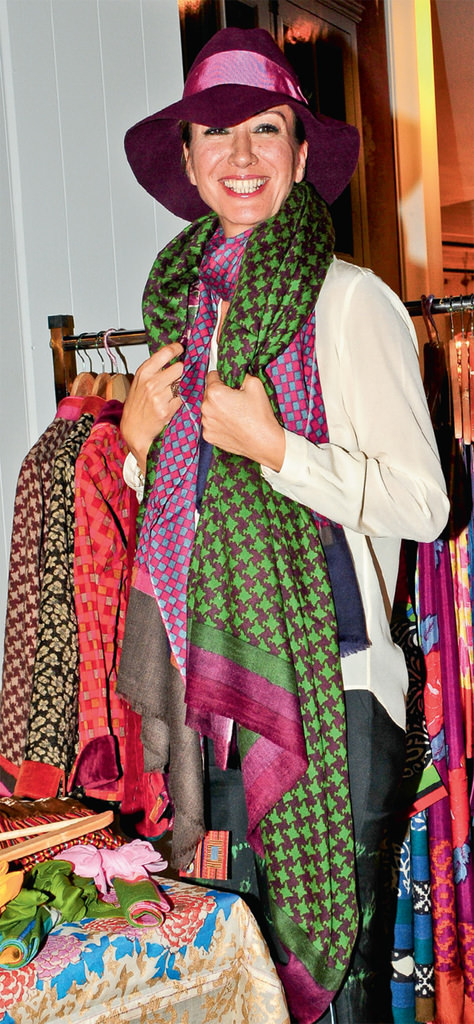 Yardım için alışverişe koştular