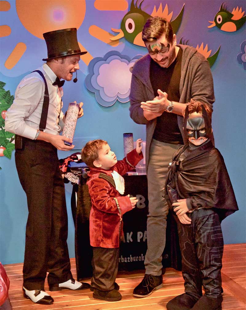 Kostümlü doğum günü partisi