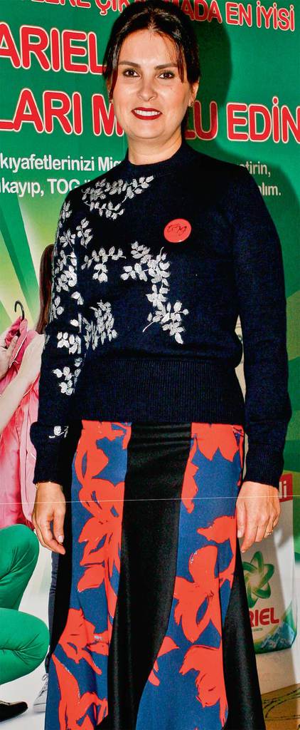 Çocukları giydirmek için bir araya geldiler