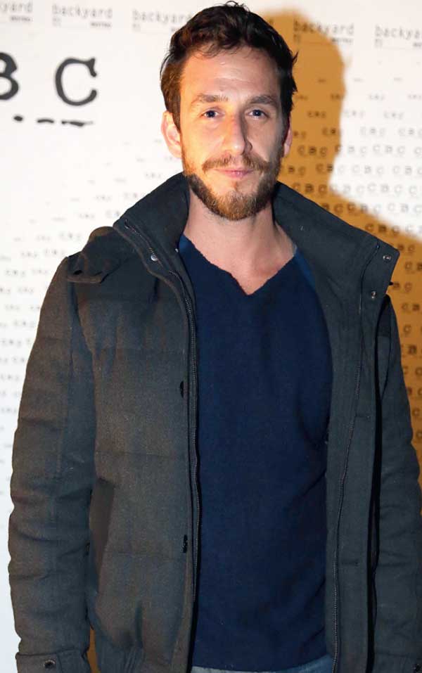 Ünlü isimler göz temalı partide bir araya geldi