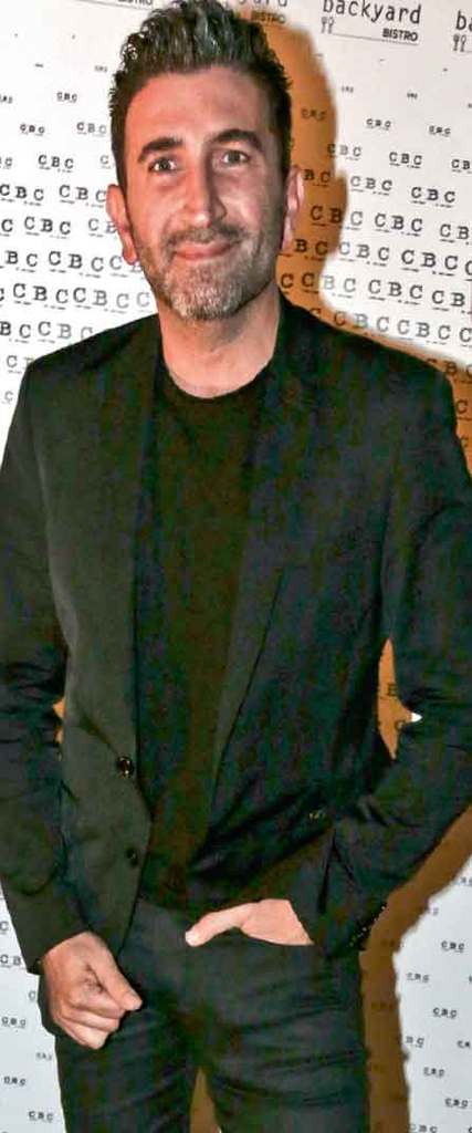 Ünlü isimler göz temalı partide bir araya geldi