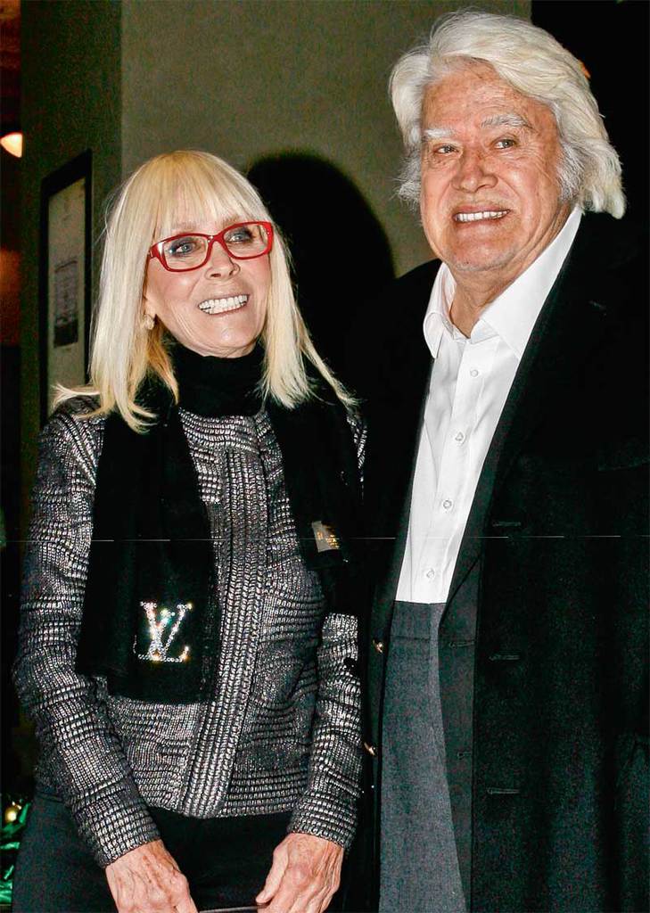 Yeni otelini dostlarına tanıttı