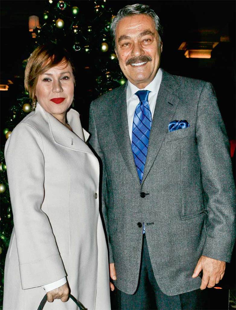 Yeni otelini dostlarına tanıttı