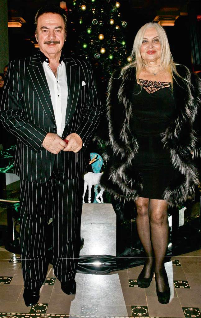 Yeni otelini dostlarına tanıttı