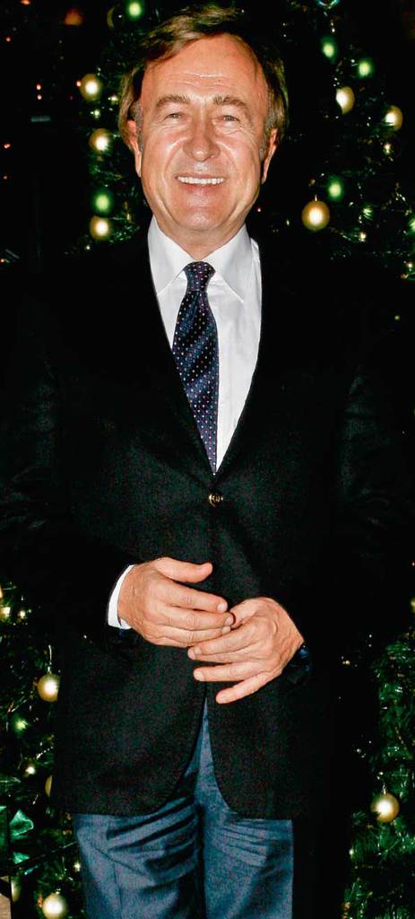 Yeni otelini dostlarına tanıttı