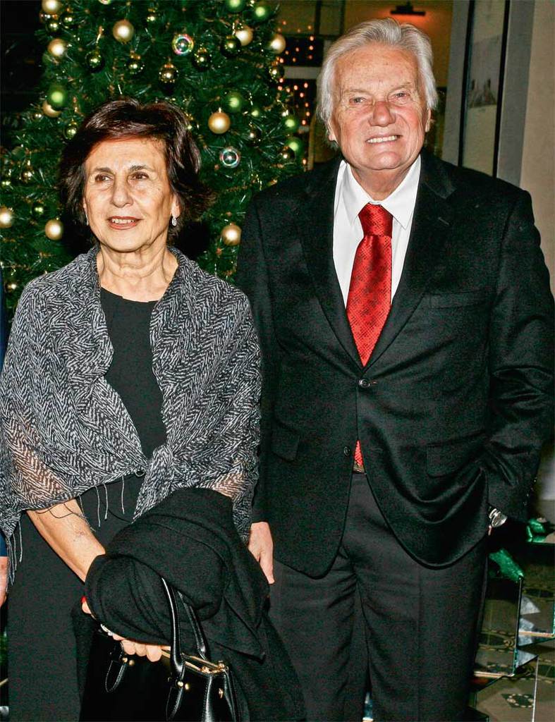 Yeni otelini dostlarına tanıttı