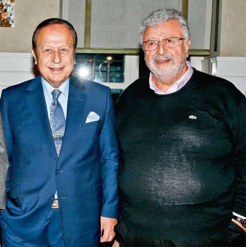 Yeni otelini dostlarına tanıttı