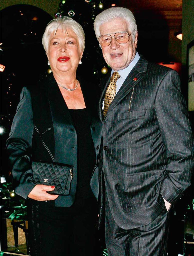 Yeni otelini dostlarına tanıttı