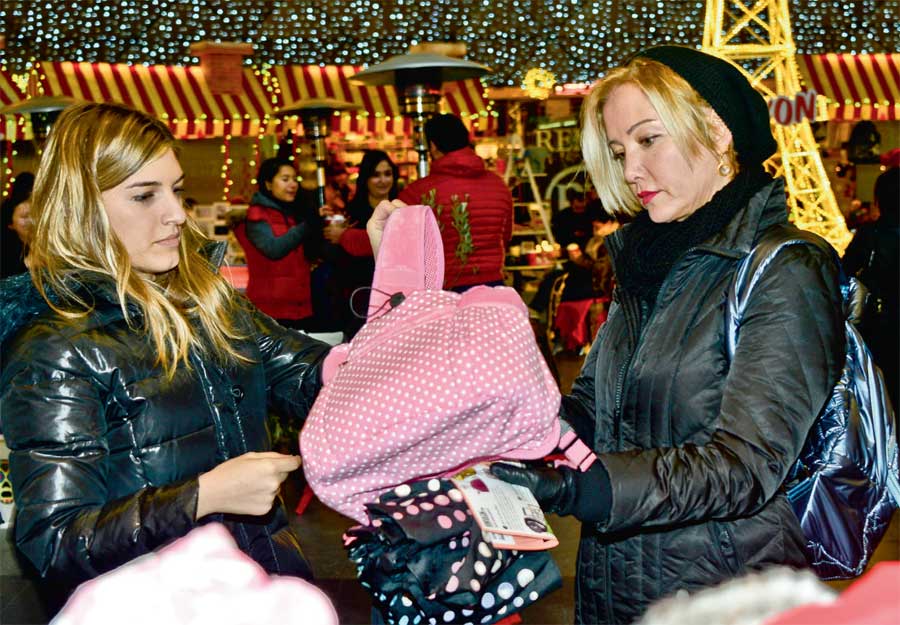 Hediye pazarında alışveriş yaptılar