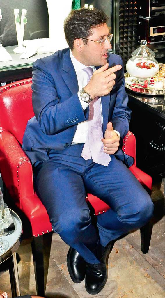 Mağazasında yılbaşı partisi düzenledi