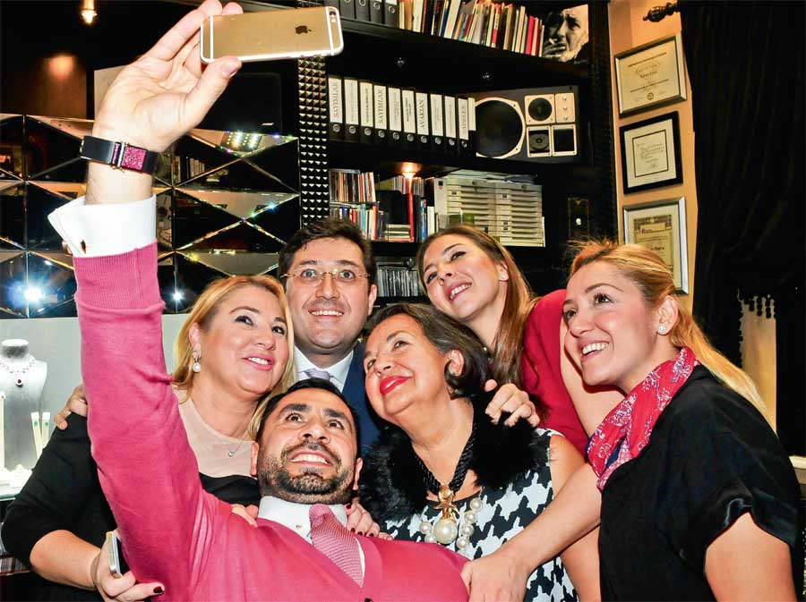 Mağazasında yılbaşı partisi düzenledi