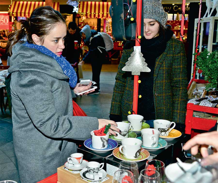 Hediye pazarında alışveriş yaptılar