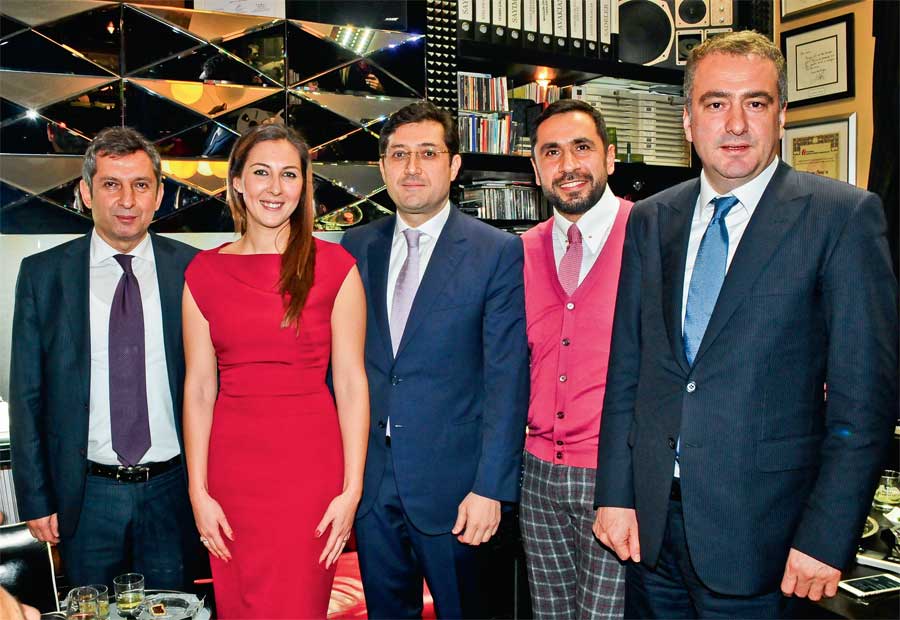 Mağazasında yılbaşı partisi düzenledi