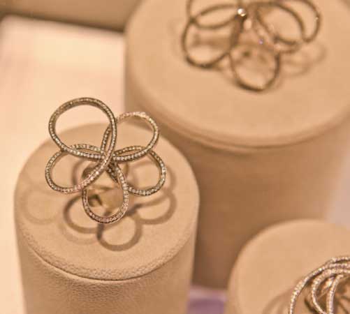 Yeni takı koleksiyonunu tanıttı