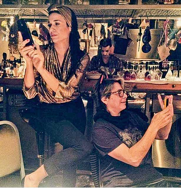 Yılbaşı coşkusunu sosyal medyadan paylaştılar