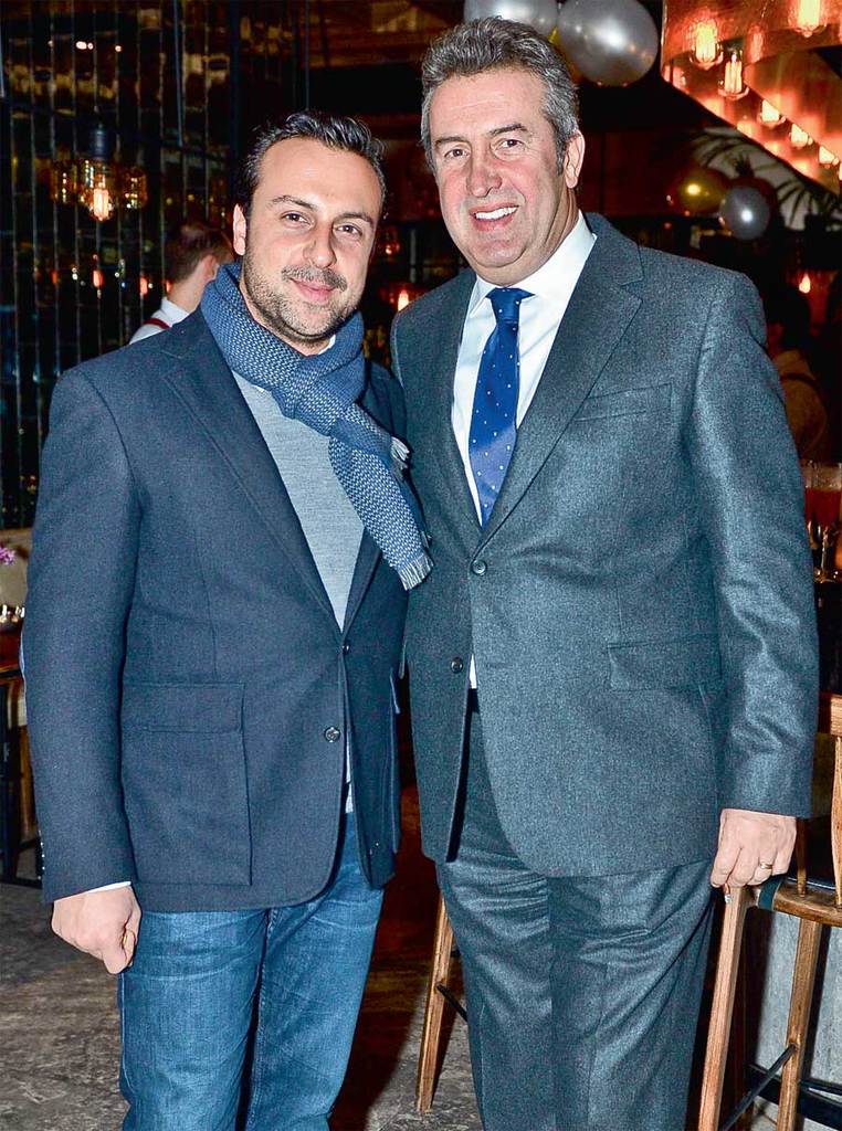 Sevgilisi için doğum günü partisi düzenledi