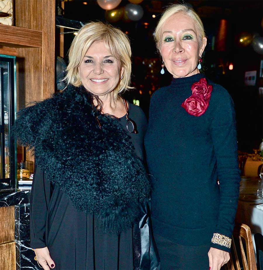 Sevgilisi için doğum günü partisi düzenledi