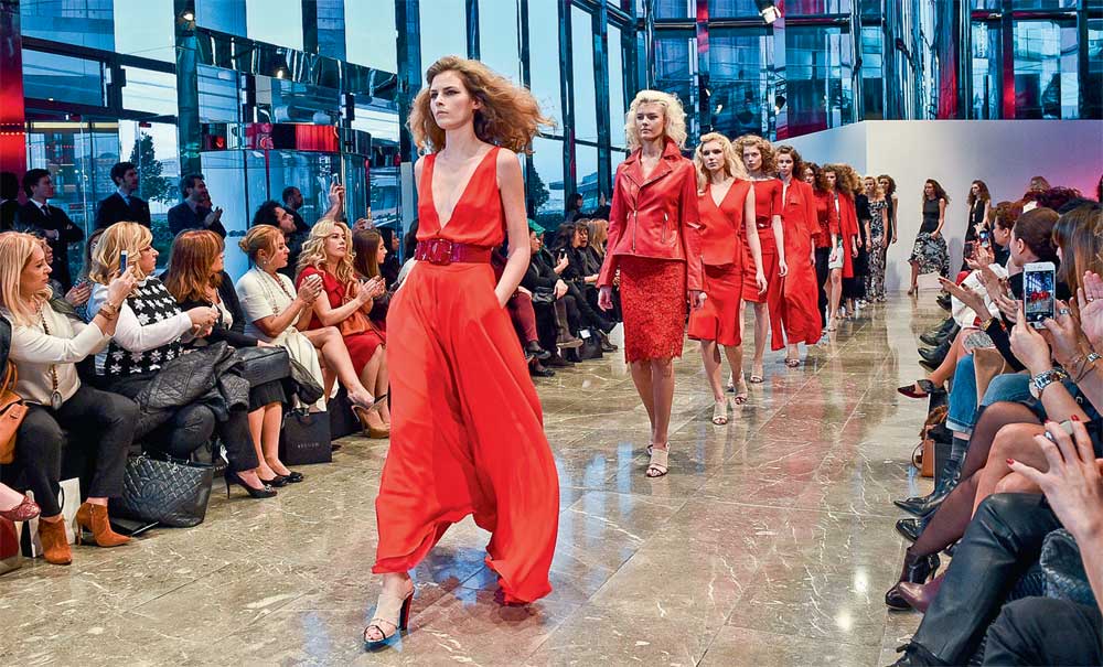 Yeni koleksiyonunu defileyle tanıttı