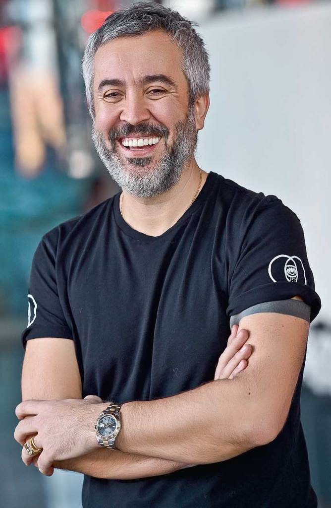 Yeni koleksiyonunu defileyle tanıttı