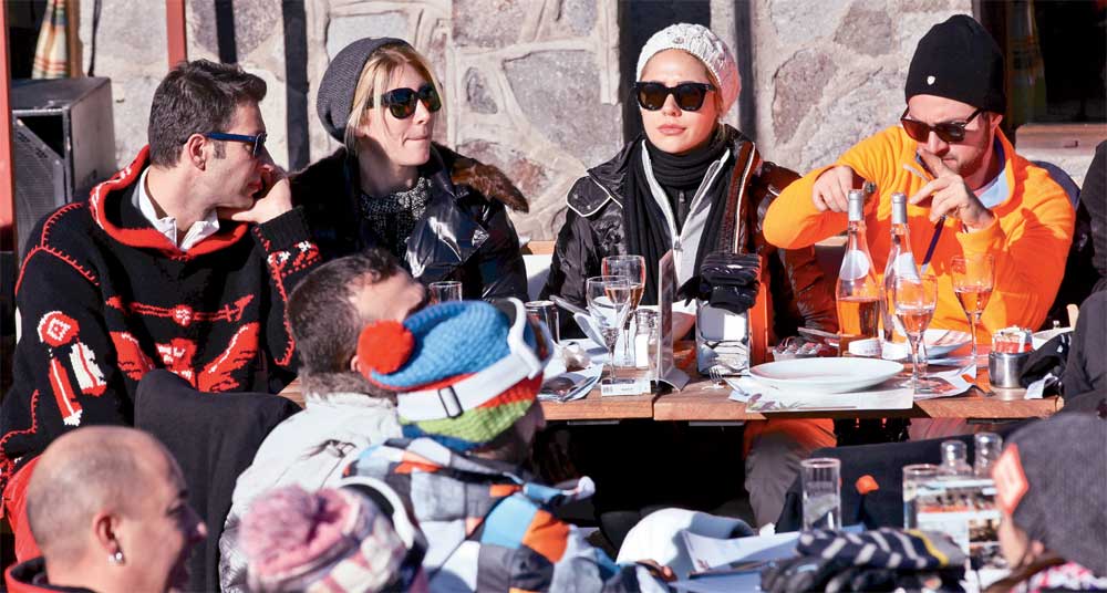 Ünlü isimler Kartalkaya’da kayak keyfi yaptı