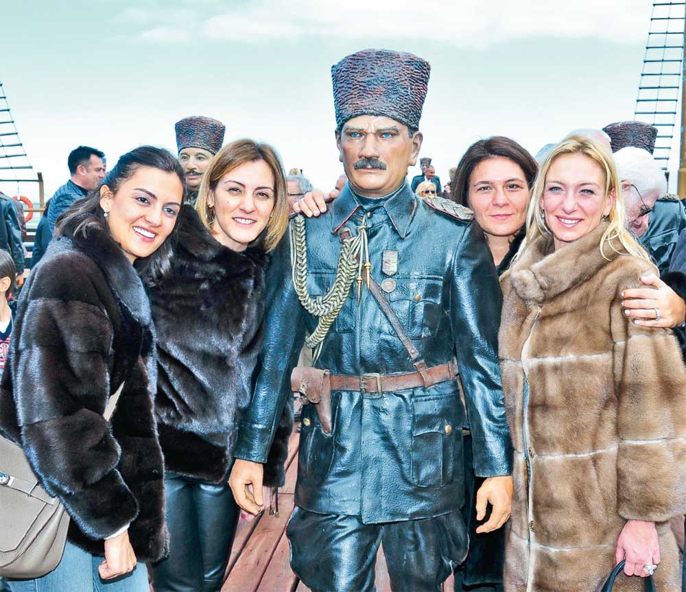 İstanbullu davetlileri başkan gezdirdi