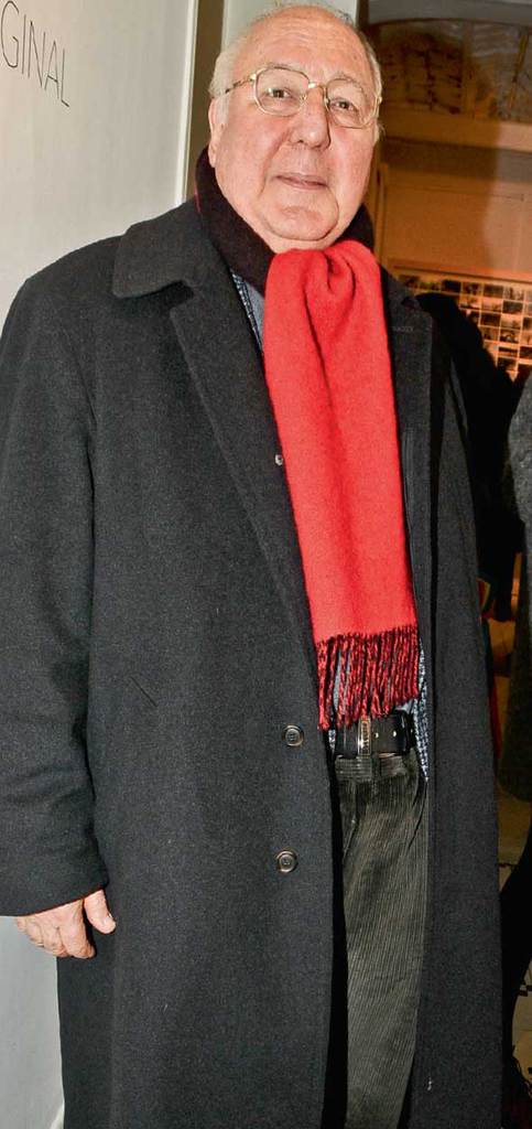 Üçüncü kişisel sergisini açtı