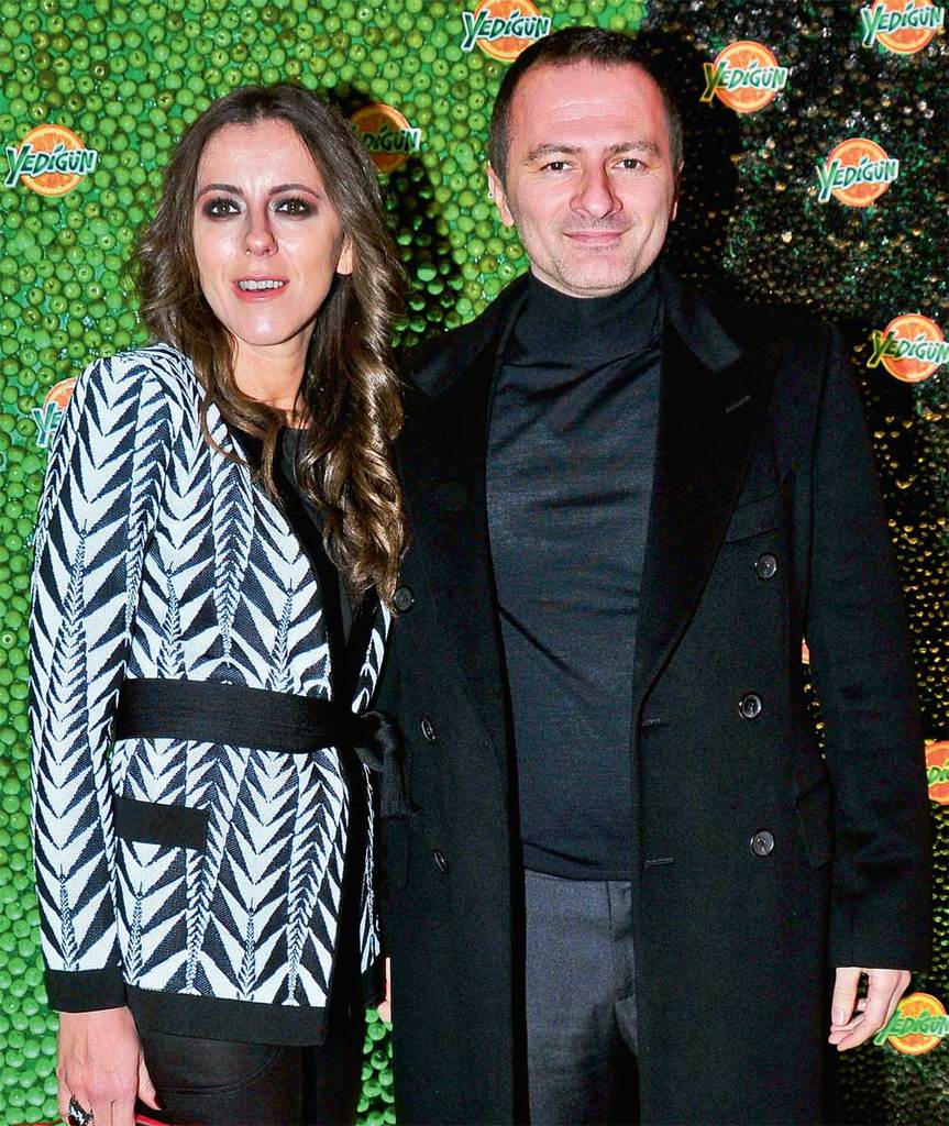 Fenomen modacıyla yeni reklamını kutladı