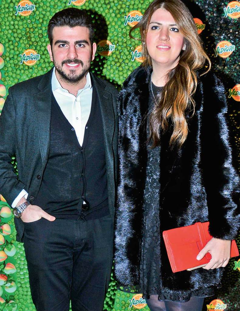 Fenomen modacıyla yeni reklamını kutladı