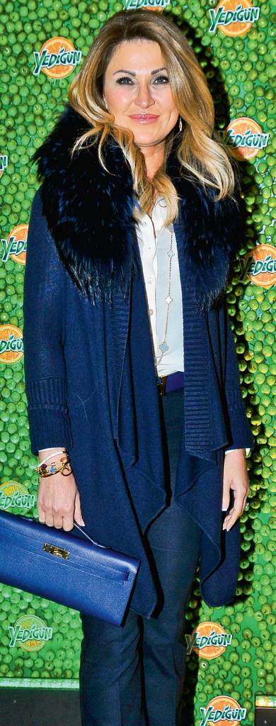 Fenomen modacıyla yeni reklamını kutladı