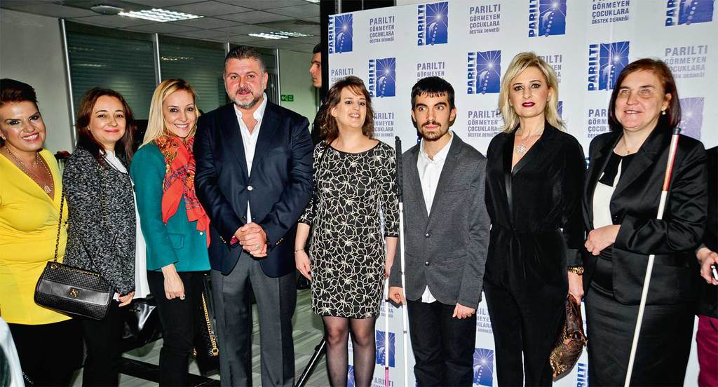 Fotoğraflarını çocuklar için sergiledi
