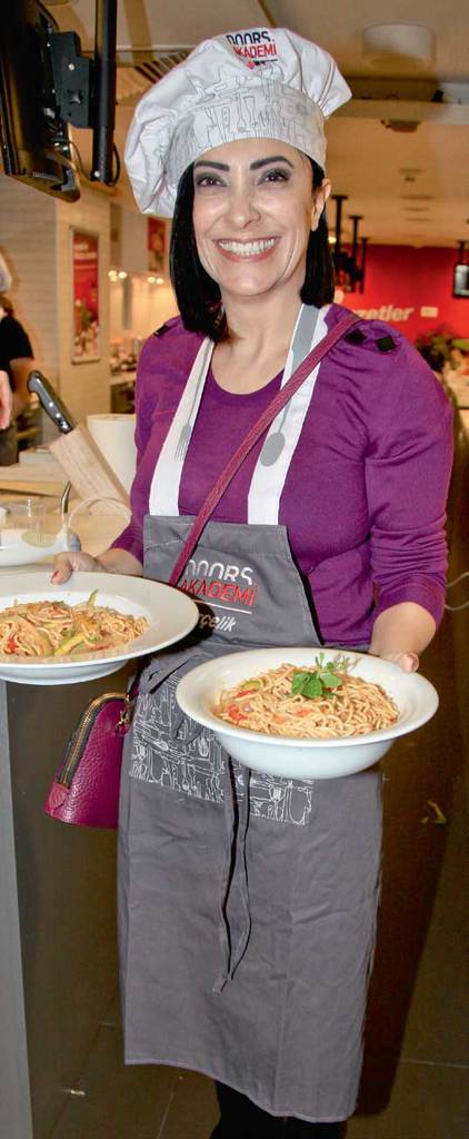 Uzakdoğu yemekleri yapmayı öğrendiler