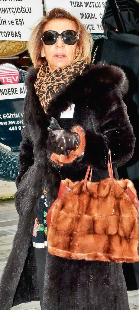 Annesini son yolculuğuna uğurladı